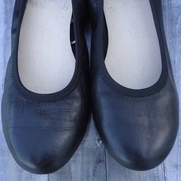 SIZE 7.5. Caprice black leather classic ballet flats. - Picture 3 of 16